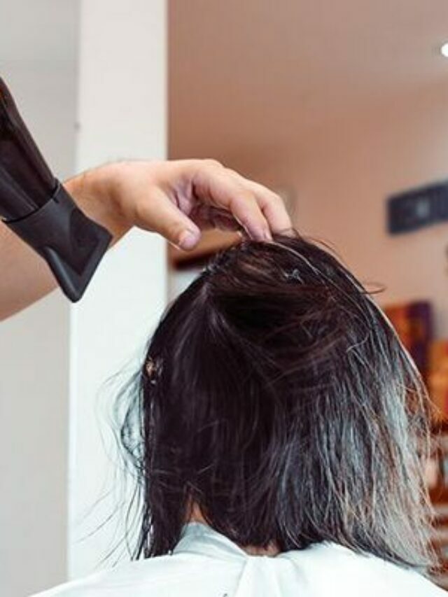 Como secar seu cabelo com secador sem prejudicar os fios